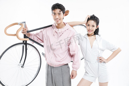 青年情侣骑自行车
