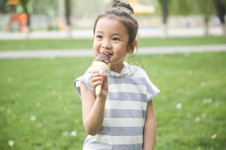 吃冰棍摄影照片_小女孩吃冰淇淋