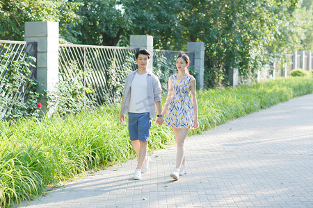 约会浪漫摄影照片_浪漫情侣在公园散步