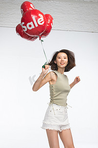 618背景摄影照片_快乐的年轻女孩拿着气球