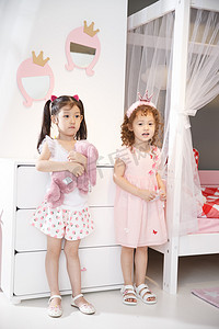 可爱粉色装饰摄影照片_可爱的小女孩在卧室玩耍