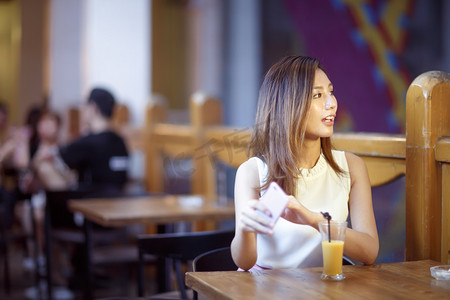 青年女人在喝果汁