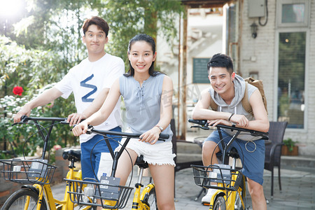 青年人骑自行车