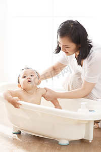 洗澡肥皂摄影照片_妈妈给宝宝洗澡