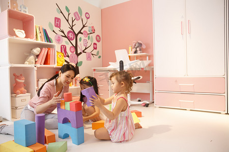 欧美小女孩摄影照片_两个小女孩和妈妈在卧室玩耍