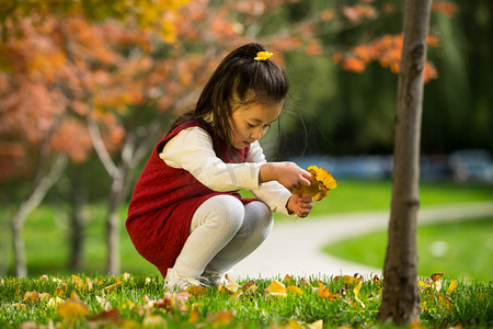 树叶可爱摄影照片_可爱的小女孩在户外玩耍