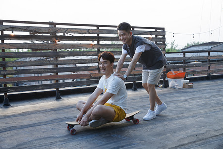 青年男人玩滑板