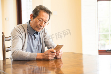 老年人性别符号摄影照片_老年男人独处