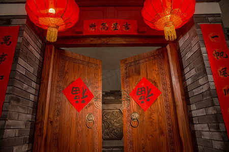 中式桌子摄影照片_金元宝和红包