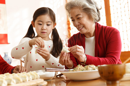 包饺子儿童摄影照片_幸福家庭过年包饺子