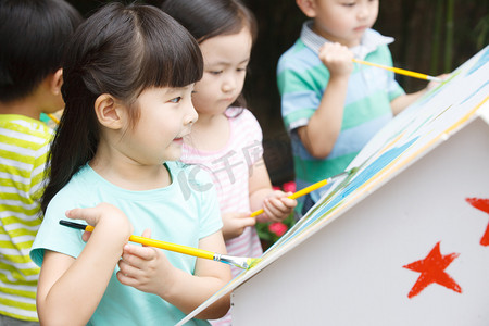 女生友谊摄影照片_幼儿园的学生在做手工