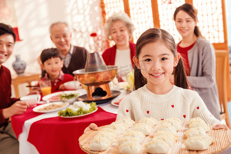 冬至饺子摄影照片_幸福家庭过年吃团圆饭