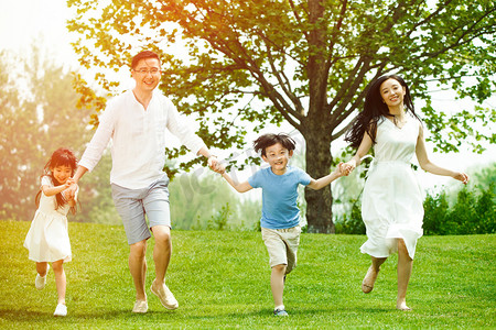 端午节快乐字体摄影照片_快乐家庭在草地上奔跑