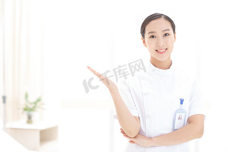 手绘微笑表情摄影照片_医院里年轻的女护士
