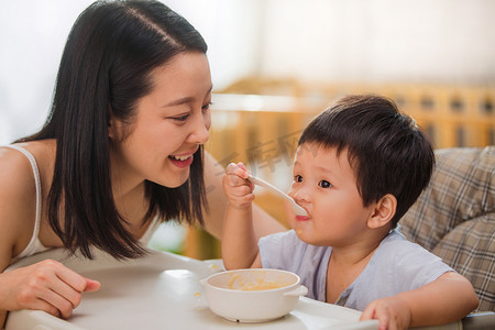 妈妈喂宝宝吃饭