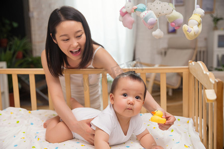 妈妈陪宝宝摄影照片_妈妈陪宝宝玩耍