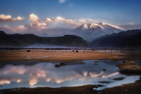 新疆喀什帕米尔高原慕士塔格峰雪山摄影图配图