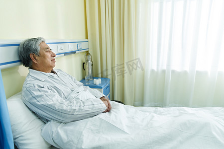 住院服务摄影照片_生病的老人在病房