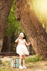 小清新唯美摄影照片_可爱的女孩在户外