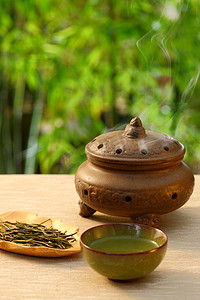 清新绿色茶叶摄影照片_茶杯香炉