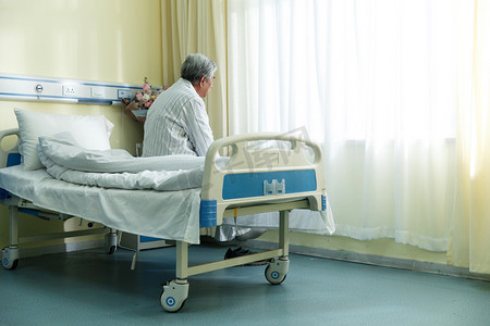 生病的老人在病房