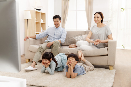 家庭室内装饰摄影照片_幸福家庭在客厅看电视