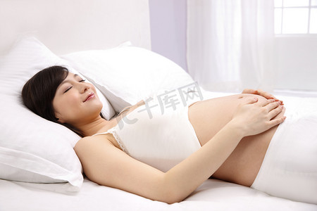 躺着的人像摄影照片_孕妇躺在床上睡觉