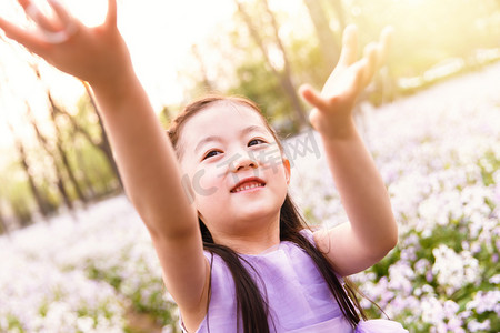 可爱的小女孩在户外