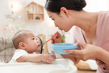 母子吃饭摄影照片_妈妈喂宝宝吃饭