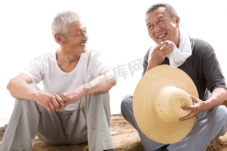 两位老农民在聊天