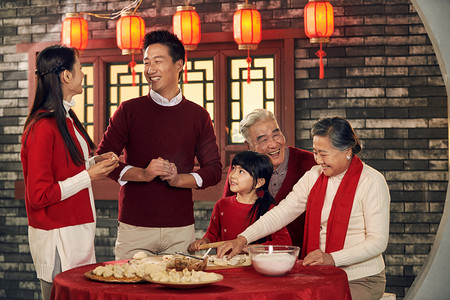 春节看烟花摄影照片_幸福家庭过年包饺子