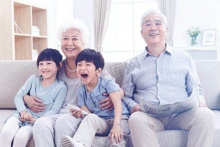 中国风水墨花摄影照片_幸福家庭在客厅看电视