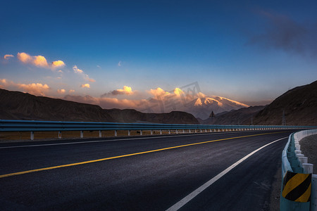 马路道路风景摄影照片_新疆喀什帕米尔高原雪山公路摄影图配图