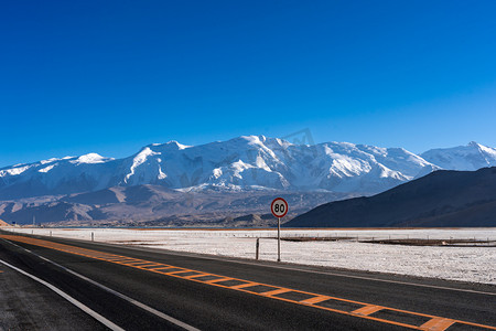 高原雪山摄影照片_新疆喀什的高原公路和雪山摄影图配图