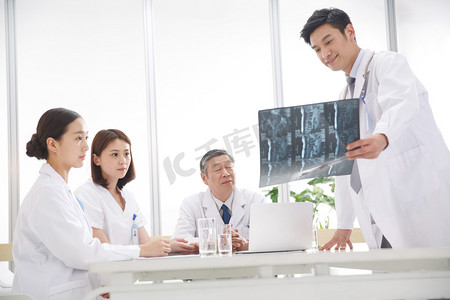 医务工作者在看X光片