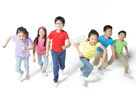 儿童教育图片摄影照片_欢乐的小学生奔跑