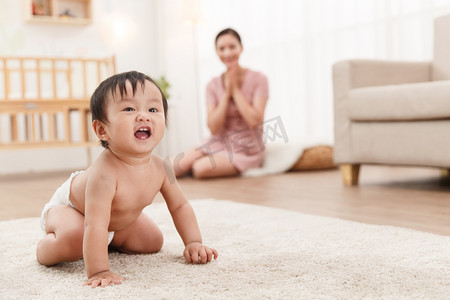 宝宝穿棉衣服摄影照片_妈妈陪宝宝玩耍