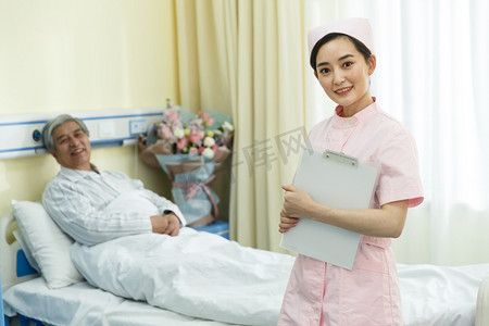 老人摄影照片_护士和患者在病房里