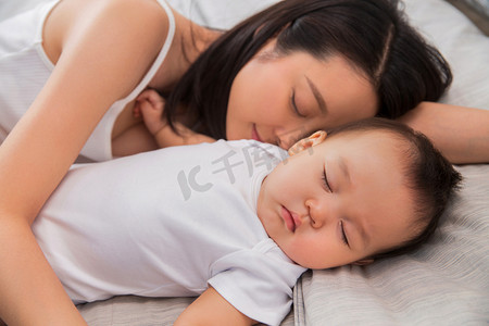 躺着睡觉的婴儿摄影照片_妈妈陪宝宝睡觉