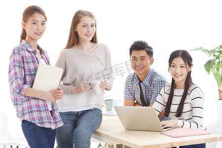 同学背景摄影照片_年轻的大学生在使用电脑