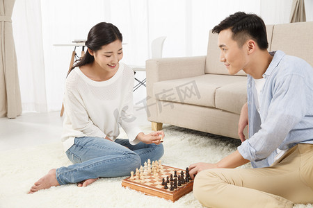 象棋游戏摄影照片_青年情侣下象棋