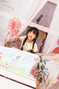 卡通可爱图片摄影照片_可爱的小女孩在床上玩耍