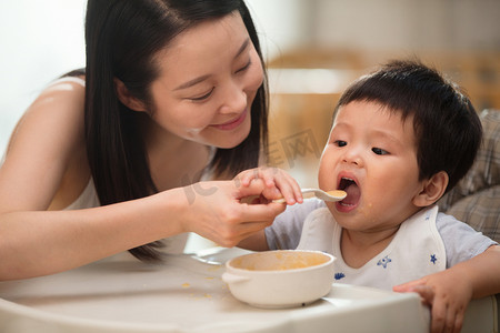 健康生活月摄影照片_妈妈喂宝宝吃饭