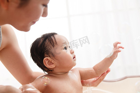婴儿洗澡摄影照片_妈妈给宝宝洗澡