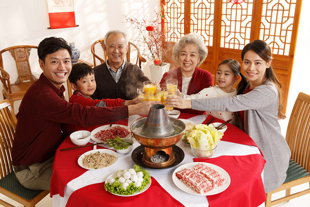 过年春节新年图标摄影照片_幸福家庭过年吃团圆饭