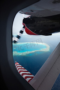 俯瞰水摄影照片_从飞机上俯瞰马尔代夫风光