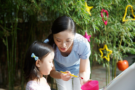 画家摄影照片_幼儿园的师生在做手工