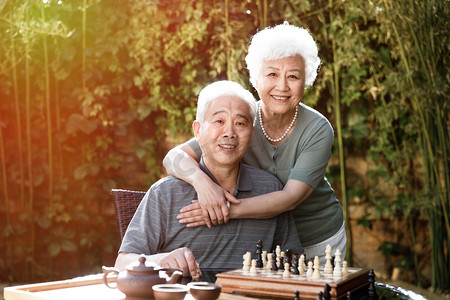 日光庭院摄影照片_老年夫妇在院子里下棋