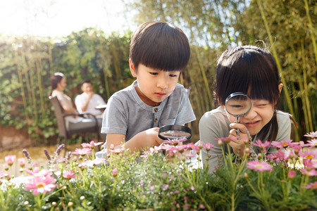 可爱小学生思考摄影照片_两个儿童在庭院里玩耍