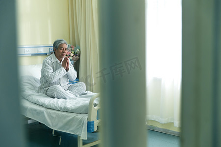 老人摄影照片_生病的老人在病房